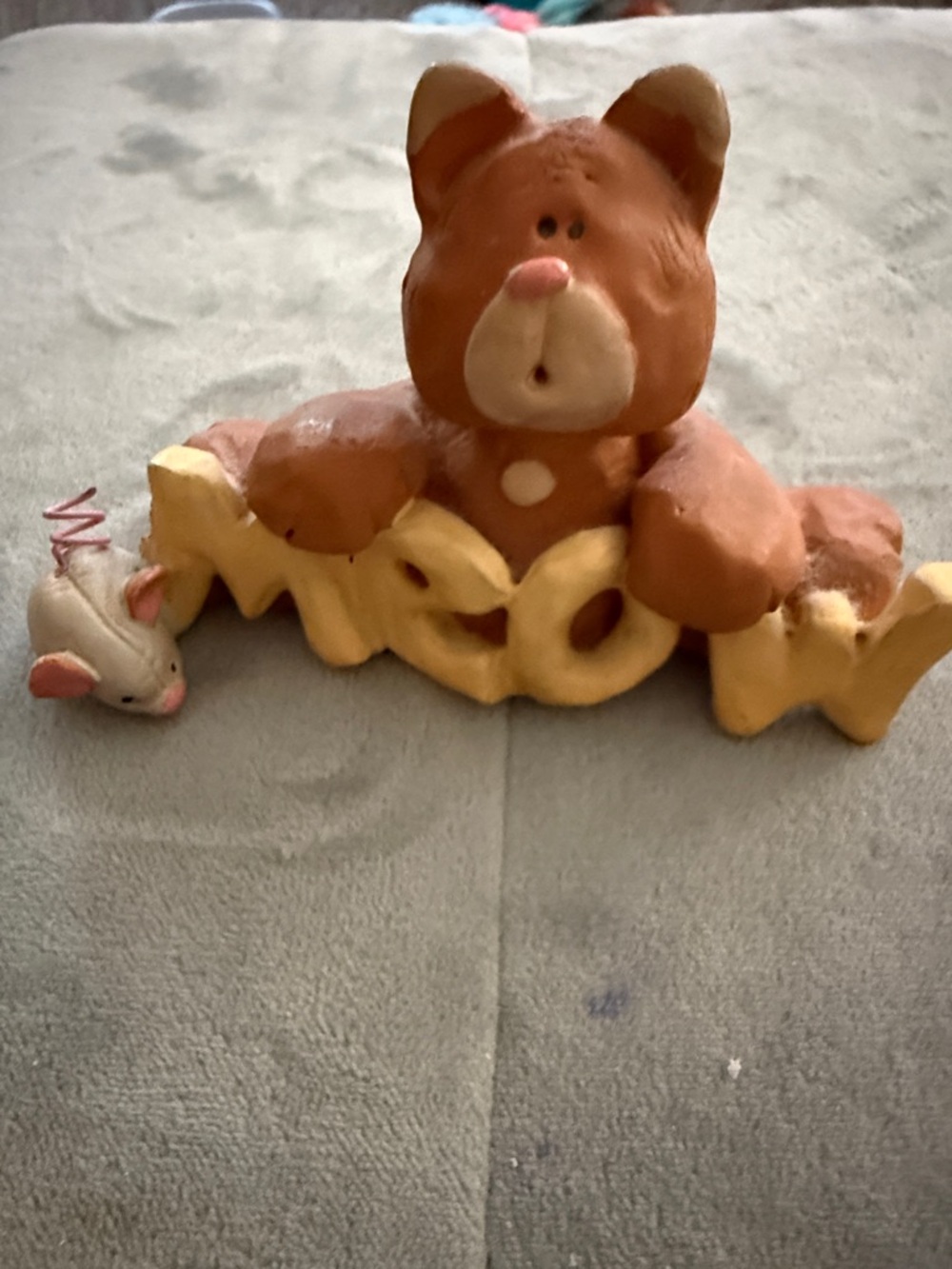 Brown cat  'Meow' Figurine with Yellow Sign